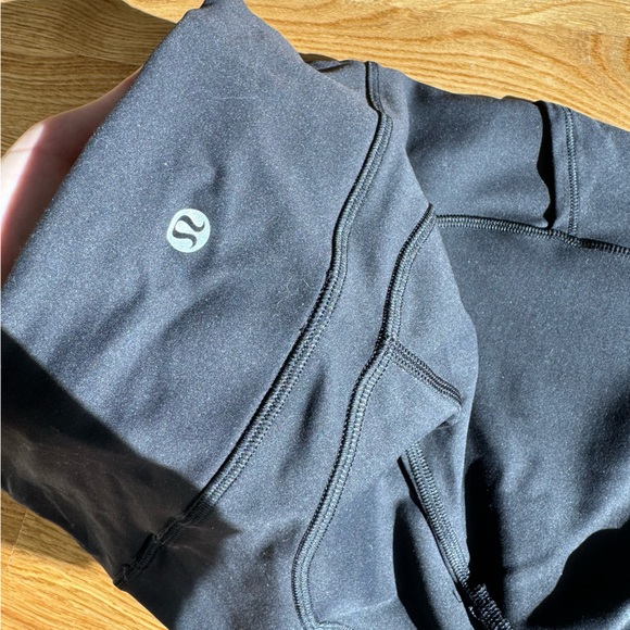Lululemon invigorate right 25” black size 4 - Picture 4 of 4